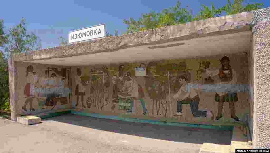 Село Ізюмівка розкинулося в долині річки Чурук-Су, уздовж регіональної автодороги Сімферополь-Феодосія в межах Кіровського району