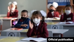 Пандемия шартында мектепте окуган балдар. Бишкек шаары. 1-сентябрь, 2020-жыл.