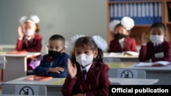 Бишкектеги мектептердин бири. Архив.