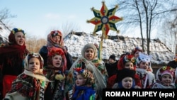 Українські діти співають колядки в селищі Пирогове, в Музеї народного побуту поблизу Києва (фото ілюстраційне)