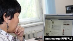 Женщина просматривает страничку в Facebook. Иллюстративное фото.  