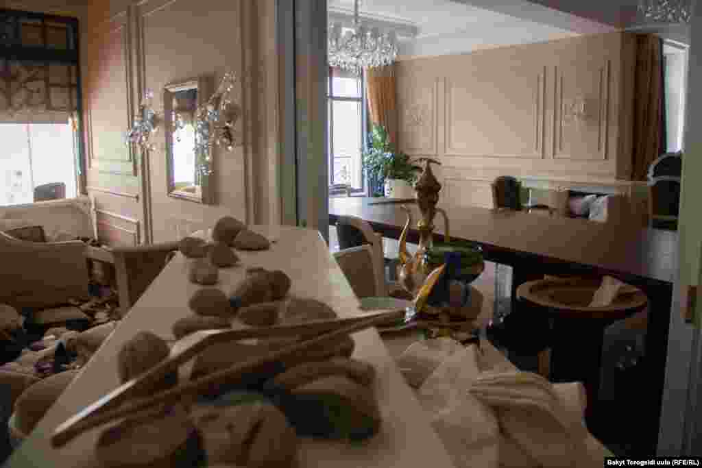 Обстановка внутри дома Алмазбека Атамбаева. После первого штурма, при котором погиб один человек, Атамбаев говорил, что у его сторонников не было огнестрельного оружия - только камни и палки. Позже власти сообщили, что в доме Атамбаева нашли целый арсенал оружия.