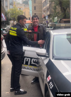 ვახო სანაიას პოლიცი აკავებს