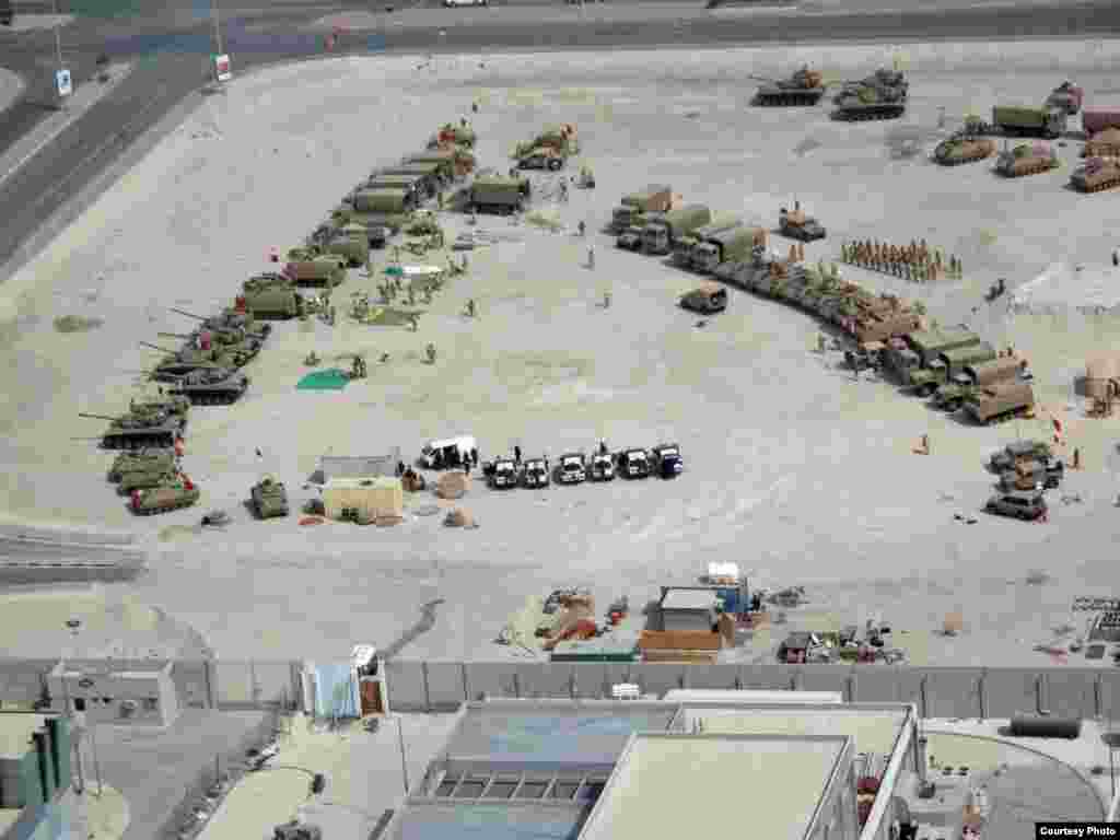 Бахрейн. Ордо шаар Манаманын Бермет аянтынан көрүнүш. 3-сүрөт. Аскерлер даярдыкта турат.  17.3.2011. Nick. - 2011-жылдын 17-мартында (бейшембиде) Бахрейн падышалыгынын коопсуздук күчтөрү Манама шаарынын көчөлөрүн жана аянттарын көзөмөлдөөсүн улантты.  Алар шийи араптар басымдуулук кылган демонстранттарды 16-мартта күч менен таркаткан. Ишкер Ник “Азаттыкка” жиберген сүрөттөрдөн. Манама ш., Бахрейн. 17.03.2011. № 3-сүрөт.