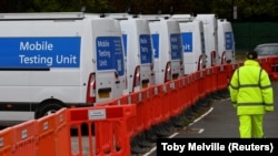 Лондондогу коронавируска каршы тесттен өткөрүүчү мобилдик автоунаалар, 3-май 2021-жыл. 