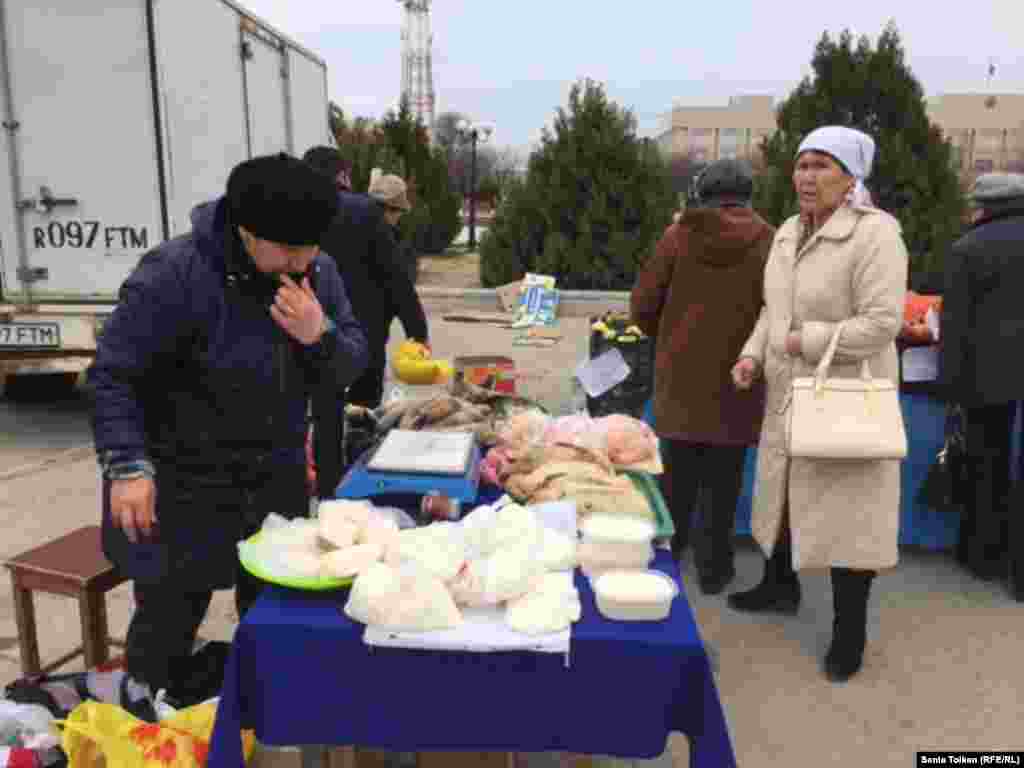Продавец Мариям торгует мясной и молочной продукцией. На прилавках конина, мясо птицы, творог, сметана. Женщина говорит, что привезла эту продукцию из Актюбинской области. Килограмм творога она продает по 1200 тенге, упаковку домашнего сливочного масла весом около 600-700 граммов &ndash; по 900 тенге. Приготовленное из конины традиционное казахское блюдо казы Мариям продает по две тысячи тенге за килограмм. &nbsp;