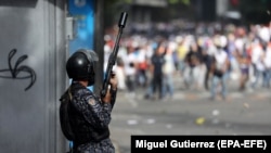 Полицейский спецназ на улицах Каракаса, январь 2019 года.