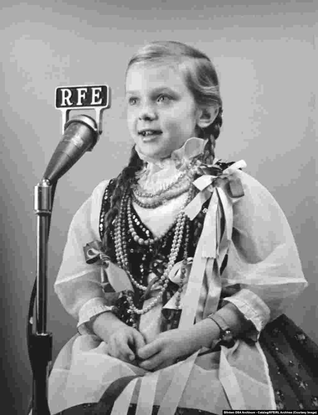 Польская девочка записывает послание своим соотечественникам, живущим при коммунизме.Помимо новостей, РСЕ и РС развлекали аудиторию новейшей музыкой и культурными программами на языках целевой аудитории.