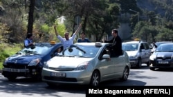 Колонны автомобилей двинулись в сторону резиденции Иванишвили в два часа дня