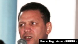 Руководитель Костанайского областного филиала незарегистрированной партии "Алга" Игорь Колов выступает на республиканском собрании. Алматы, 25 сентября 2010 года.