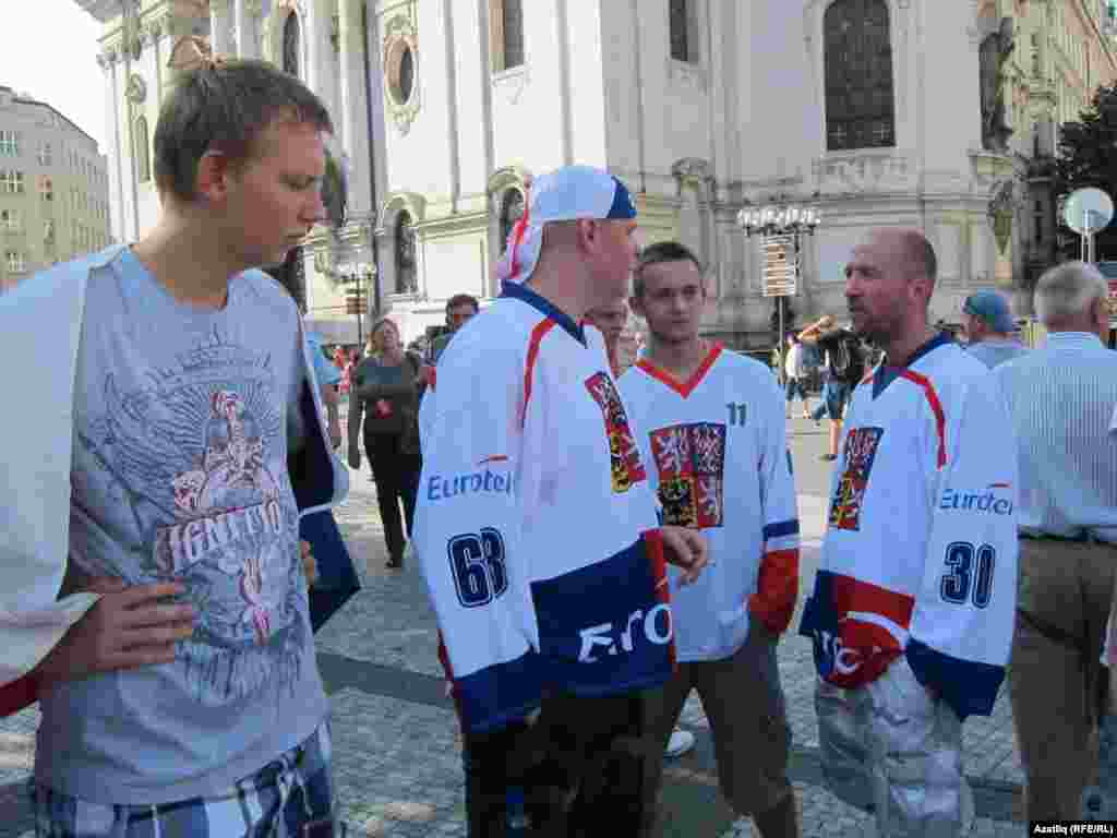 Русиянең &quot;Локомотив&quot; (Ярославль) такымында уйнаган Йозеф Вашичек, Ян Марек, Карел Рахунек белән хушлашырга 11 сентябрь Праганың Искешәһәр мәйданына меңнәрчә кеше килде.