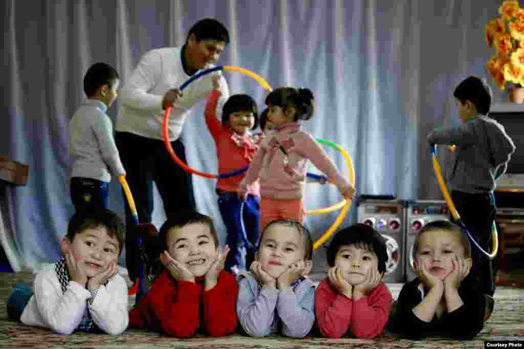 Исфана шаарындагы &quot;Шекерим&quot; балдар бакчасы. Сүрөттө 28 жаштагы хореограф, мугалим Пайзилла Маматов. Ал балдарга бий өнөрүн үйрөтөт. Сүрөттүн автору Нурсултан Мавлянкул уулу.&nbsp;