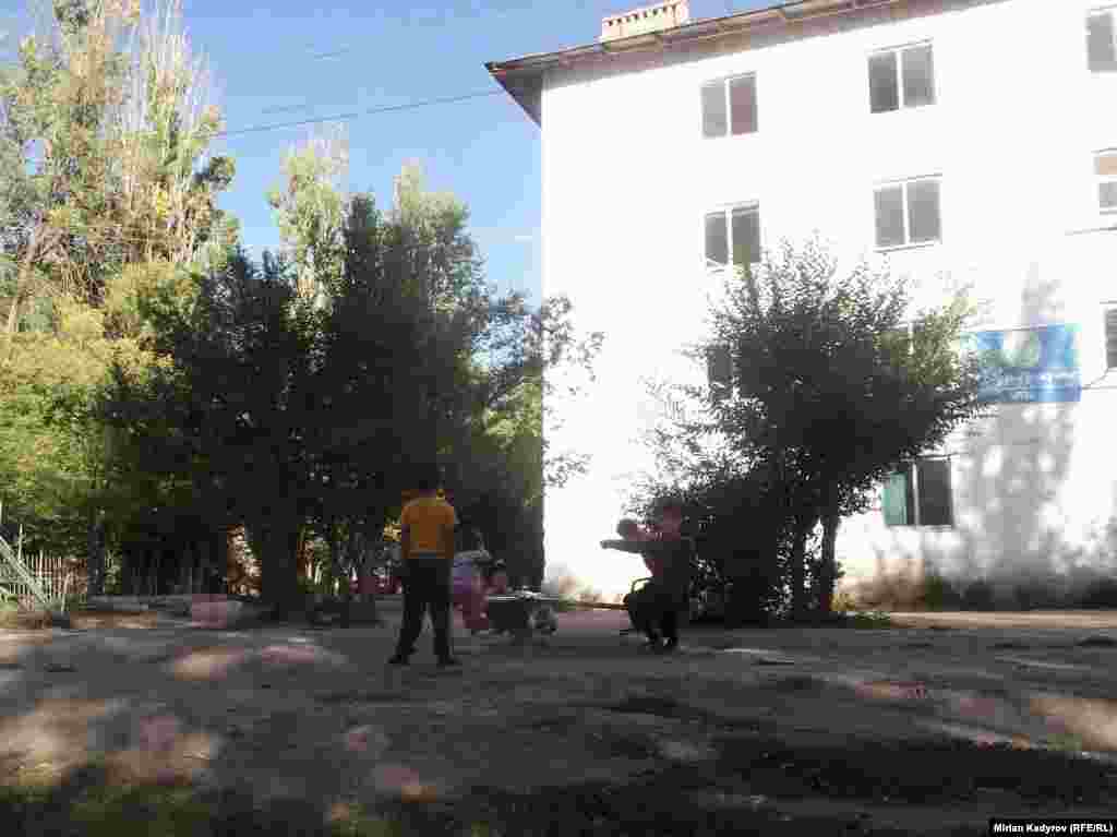 Эшик алдындагы балдардын ойноочу жайын өздөрүнүн демилгеси менен акча чогултуп жасап алышкан.