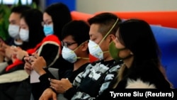 Гонконгдогу метродо беткап тагынып бараткан жүргүнчүлөр. Гонгконг, Кытай. 23-январь, 2020-жыл. 