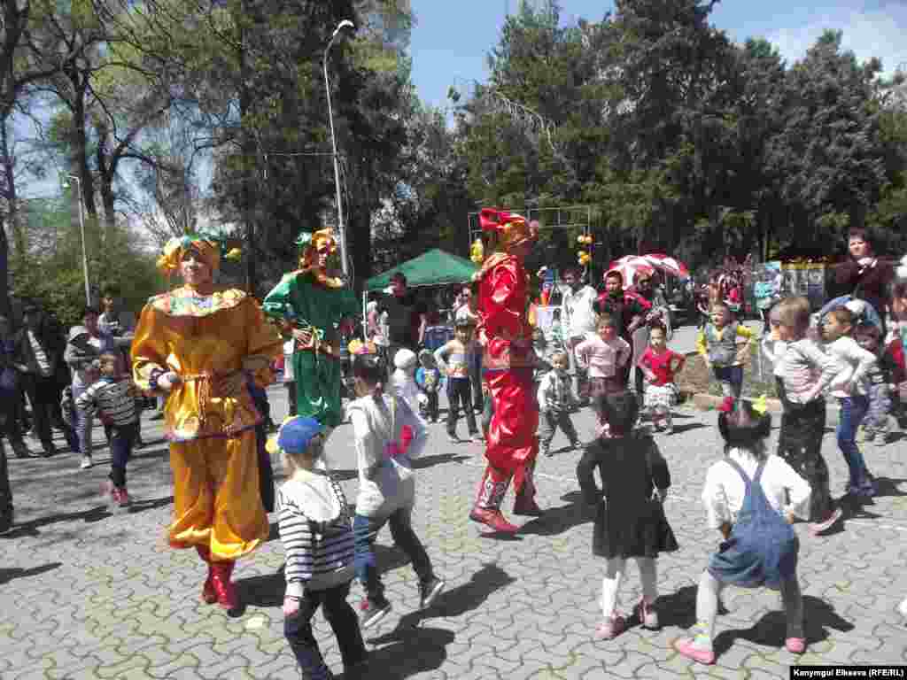 Фестиваль ар кандай оюн-зоок программалары менен коштолду