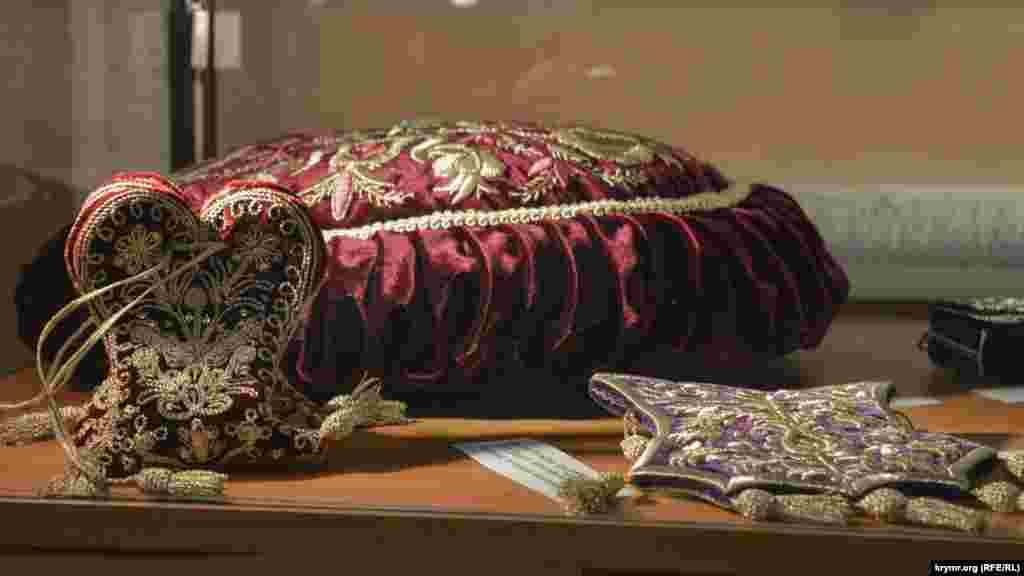 Бытовые предметы с орнаментом: подушка и кисеты.