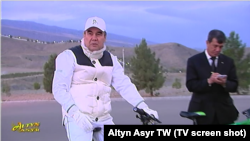 Президент Гурбангулы Бердымухамедов c вице-премьеров Шамухамедом Дурдылыевым