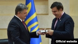 Ուկրաինայի նախագահ Պետրո Պորոշենկոն և Օդեսայի մարզային պետական ադմինիստրացիայի նորանշանակ ղեկավար Միխեիլ Սաակաշվիլին, 30-ը մայիսի, 2015թ․