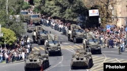 Военная техника российского производства на военном параде в Ереване (архив)