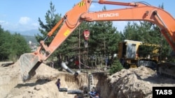 В 2012 году фирма «Домстрой» строила два участка дороги, но работы были приостановлены из-за перебоев с финансированием