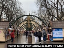 Різдвяний ярмарок перед оперним театром
