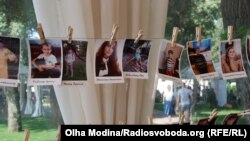 Стенд з фото дітей, які перемогли рак