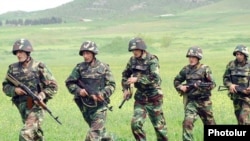 Армения – Солдаты во время учений (архивное фото)