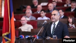 Армения - Лидер партии «Наследие» Раффи Ованнисян обращается к делегатам съезда партии, Ереван, 2 марта 2012 г. 