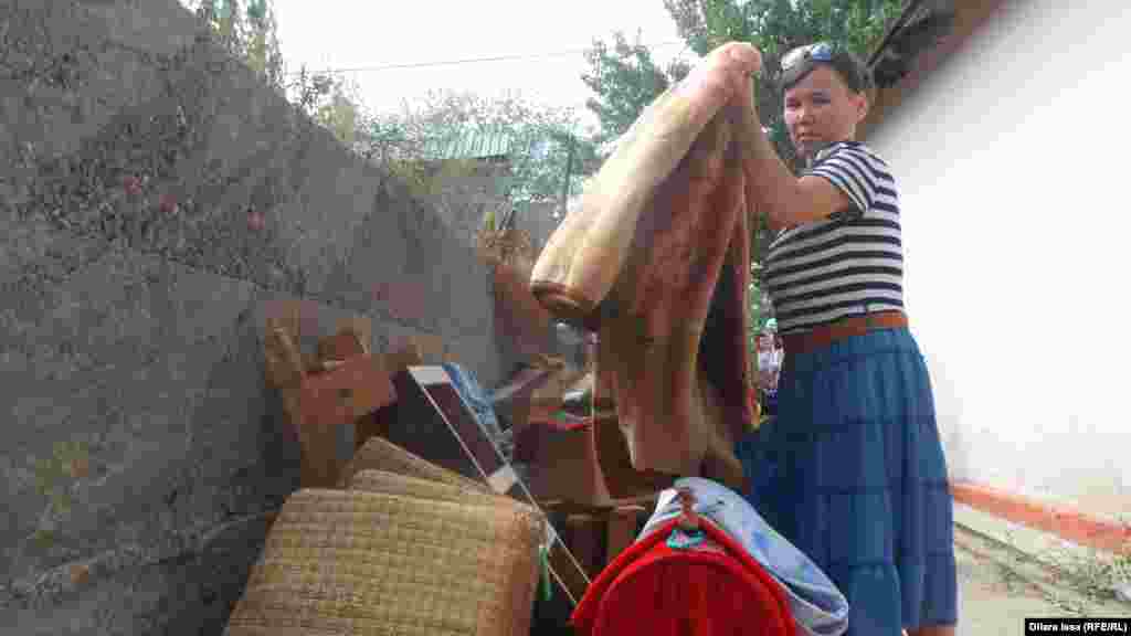 Айман, сноха Айбоби, по специальности - воспитатель, но в Сарыагашском районе ЮКО работу не нашла.&nbsp;