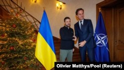 Генеральный секретарь НАТО Марк Рютте (справа) и президент Украины Владимир Зеленский в резиденции НАТО в Брюсселе, Бельгия, 18 декабря 2024 года
