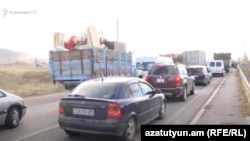 Մարդիկ հեռանում են Լեռնային Ղարաբաղից, արխիվ