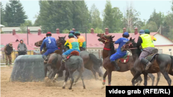 "Ынтымак" менен "Сары-Өзөн" командалары.