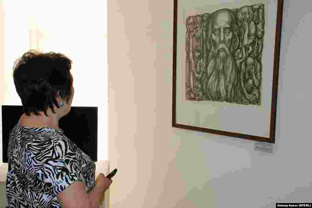 Посетительница рассматривает работу из серии иллюстраций к роману Михаила Салтыкова-Щедрина &laquo;История одного города&raquo;. Сын художника, Вадим&nbsp;Сидоркин, рассказал репортеру Азаттыка, что эта серия в 1975 году&nbsp;вышла отдельной книгой. Но весь тираж был арестован. Идеологи&nbsp;усмотрели в графике Сидоркина критику советского строя. Так, на одном&nbsp;из листов были изображены советские дома, хотя в виду имелись&nbsp;аракчеевские казармы эпохи российского императора Николая I.&nbsp;Стрельчиха Домашка на листе Евгения Сидоркина пьет советскую водку&nbsp;&laquo;Экстра&raquo;.