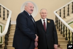 Прэзыдэнт Расеі Ўладзімір Пуцін вітаў Аляксандра Лукашэнку перад ваенным парадам на Дзень перамогі ў Маскве. 9 траўня 2025 году