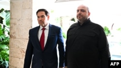 ԱՄՆ պետքարտուղար Մարկո Ռուբիոն և Ուկրաինայի Ազգային անվտանգության և պաշտպանության խորհրդի քարտուղար Ռուստեմ Ումերովը Ֆլորիդայում բանակցություններից հետո, 30-ը նոյեմբերի, 2025թ.