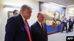 Президенти США та РФ Дональд Трамп (л) і Волоимир Путін, Аляска, 15 серпня 2025 року