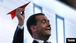 Перевести сказанное светильником разума на язык попроще, и все сразу станет ясно: "Чуркобесам никаких выборов не положено, ибо с дерева они упали только вчера, а, соответственно, государства даже не нюхали. Вполне обойдутся надсмотрщиком, которого мы поставим. А то, ишь – подавай им права человека!"