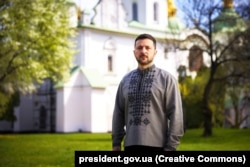 Президент України Володимир Зеленський на території Софії Київської під час запису відеопривітання українців із Великоднем. Київ, квітень 2025 року