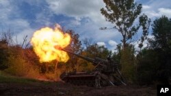 Українські солдати ведуть вогонь по російських позиціях, Донеччина, червень 2024 року