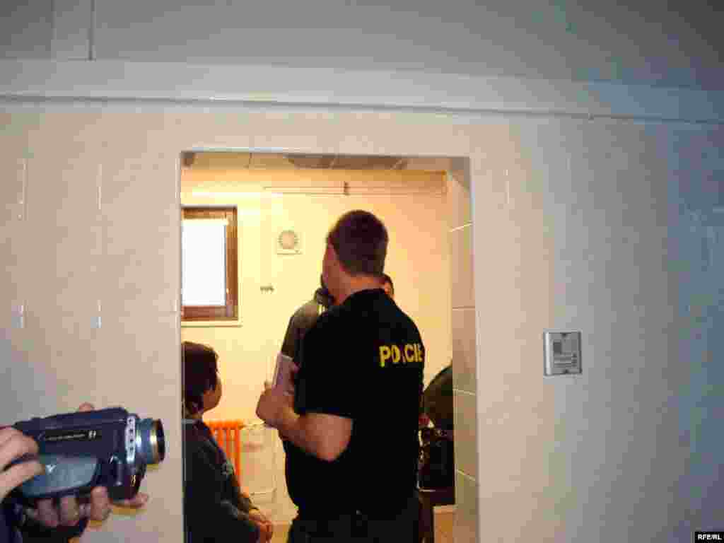 Сотрудник чешской полиции принимает документы беженцев для оформления временного пребывания в лагере беженцев.  - Представитель чешской полиции принимает документы казахских беженцев. Вышни Лхоты, 1 февраля 2009 года.