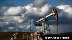 Видобуток минулого року скоротили всі великі учасники нафтового ринку. Середньодобовий показник зафіксовано на рівні 10,27 мільйона барелів з урахуванням поправки на високосний рік