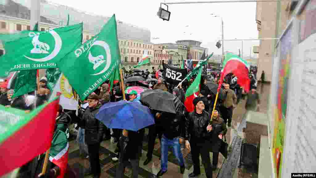 Митингтан соң Мәрҗани мәчете янына кузгалалар. 12 октябрь, 2013 ел.