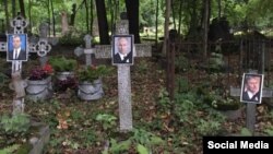 Фотографии политиков на кладбище в Петербурга