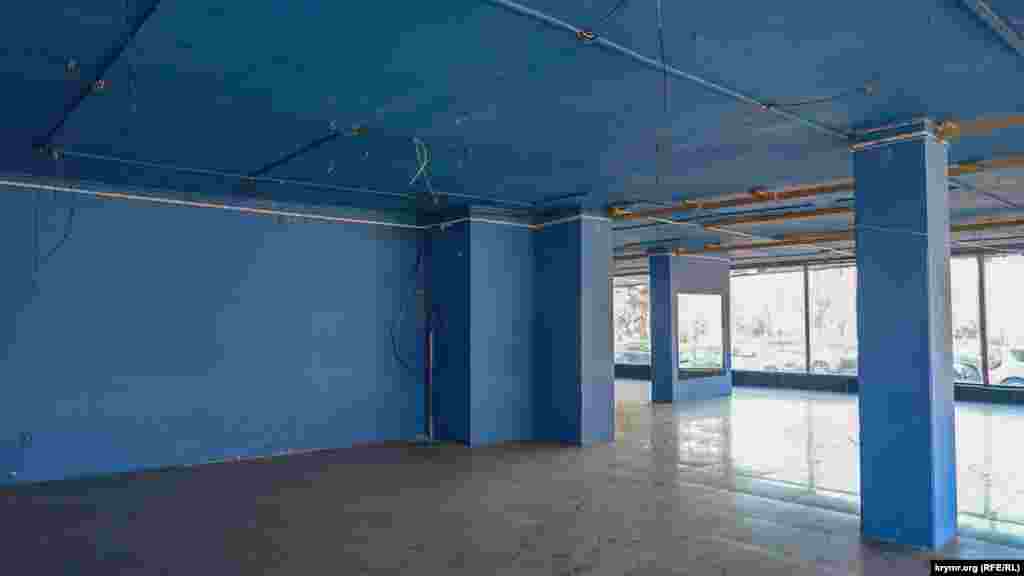 Всередині фойє &ndash; порожньо