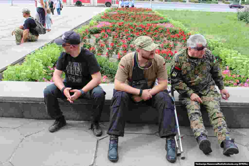 Очільник запорізької організації &laquo;Правого сектору&raquo;, колишній боєць батальйону &laquo;Донбас&raquo;, Олександр Таран з представниками мелітопольської організації партії, що приїхали на мітинг