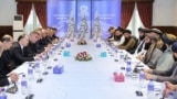Афганские талибы и официальные лица Таджикистана во время встречи в Душанбе, столице Таджикистана