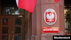 У польському МЗС вказують, що «Польща висловлює свою повну солідарність з рішеннями, ухваленими США 15 квітня 2021 року стосовно їхньої політики щодо Росії»