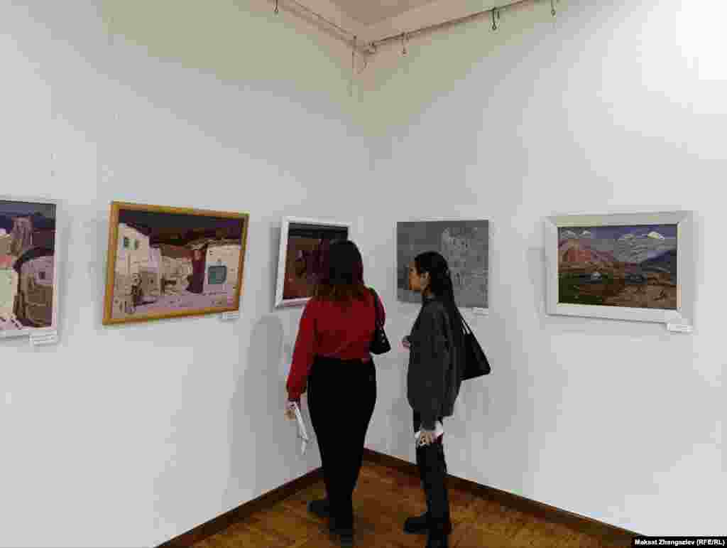 Мария - кесиби боюнча архитектор. Ал бул көргөзмө өзүнүн кесиби менен тыгыз байланышта болгондуктан мында кесиптеш курбусу менен келген.