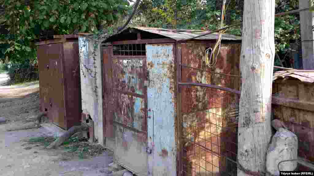 Суу насосу аптасына эки жолу бир сааттай иштейт. Ал үчүн айылдыктар ай сайын 50-60 сомдон төлөшөт.