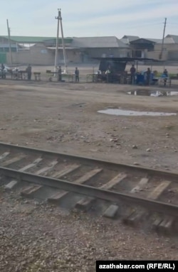 Satyjylar ýolagçylara iýmit önümlerini hödürleýär. Duşak stansiýasy. Aprel, 2025